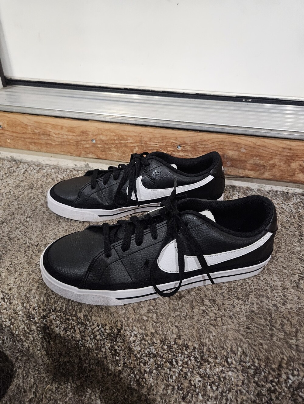 Nike Men's Court Legacy shoes in a black leather colorway. Mens Size 10.5